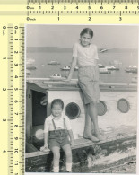 REAL PHOTO  Kid Girls On Boat Fillettes  Sur Un Bateau PHOTO SNAPSHOT - Personnes Anonymes