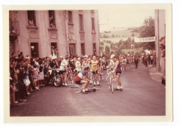 Snapshot Couleur 60s Course Velo Coureur Arrivée Ville à Situer Identifier Tour De France ? Motard Moto 1965 - Cycling