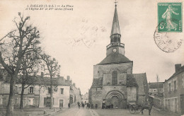 37 Ballan La Place Et église , Ouest CPA Attelage - Ballan-Miré