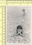 REAL PHOTO Cute Kids On Beach Girl In Shalow Water Fillette Sur La Plage PHOTO SNAPSHOT - Anonieme Personen