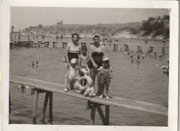 JEWISH JUDAICA CONSTANTINOPLE HALKI PLAGE FAMILY ARCHIVE SNAPSHOT  PHOTO FEMME ENFANT MAILLOT DE BAIN  6.6X8.8 Cm. - Persone Anonimi