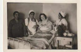 JEWISH JUDAICA TURQUIE FAMILY ARCHIVE SNAPSHOT  PHOTO FEMME HOSPITAL NURSE BABY 6.3X9.4cm. - Personnes Anonymes