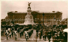 72759565 London Victoria Memorial Buckingham Palace And Guards - Autres & Non Classés