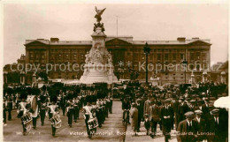 72759565 London Victoria Memorial Buckingham Palace And Guards - Sonstige & Ohne Zuordnung