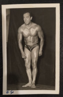 Photo Ancienne Homme Musclé Culturisme Culturiste Bodybuilder Slip De Bain Torse Nu - Autres & Non Classés