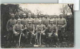 10642808 - Soldaten Mit Pickelhaube Mit Tarnueberzug , Saebel Gewehre - Oorlog 1914-18
