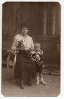 Cpa Photo "  Jeune Femme Assise Avec Un Petit Chien Dans Ses Bras Et Un Petit Enfant " - Hunde