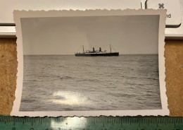 REAL PHOTO - Bateaux  ,Ship  ,Navire De Croisière Au Large - Boats