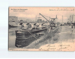 EPERNAY : Les Bords De La Marne, Déchargement D'un Bateau De Bouteille à Champagne - état - Epernay