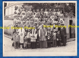 Photo Ancienne - CLAMART - Cité Boigues / Rue Du Sud - Ecole De Filles ? Portrait Enfant En Costume Chinois ? Eveque - Profesiones