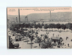 CLERMONT FERRAND : Perspective Sur La Place Des Carmes Déchaux Et Sortie Des Usines Michelin - Très Bon état - Clermont Ferrand