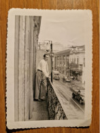 19484.  Fotografia D'epoca Uomo Sul Terrazzo Auto Camion 1956 Rio - 11,5x8 - Orte