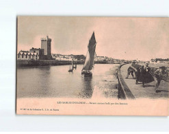 LES SABLES D'OLONNE : Bateau Sortant Halé Par Des Femmes - Très Bon état - Sables D'Olonne