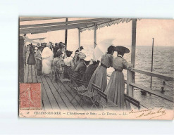 VILLERS SUR MER : L'Etablissement De Bain, La Terrasse - état ( Partiellement Décollée ) - Villers Sur Mer