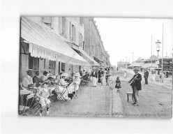 LUC SUR MER : La Rue De La Mer Et La Terrasse De L'Hôtel Des Familles - état - Luc Sur Mer