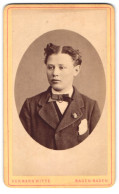 Fotografie Hermann Witte, Baden-Baden, Schillerstr., Junger Mann Im Anzug Mit Weissem Einstecktuch Und Mittelscheitel  - Anonyme Personen