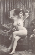 R299294 Woman Sitting On Couch. The Mirror. S. A. P. I. Postcard - Wereld