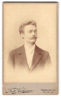 Fotografie Fritz Hofmann, Frankfurt A. M., Neue Zeit 59, Portrait Herr Mit Brille U. Schnurrbart Im Anzug  - Anonymous Persons