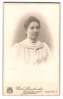 Fotografie Carl Lambrecht, Hannover, Luisen-Str. 3, Portrait Frau In Gepunktetem Kleid  - Anonymous Persons