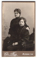 Fotografie Chr. Hess, Altena I. W., Portrait Zwei Frauen In Gepufften Kleidern  - Anonymous Persons
