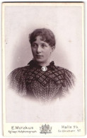 Fotografie E. Motzkus, Halle A. S., Gr. Ulrichstrasse 57, Junge Dame Im Kleid Mit Camé  - Anonymous Persons