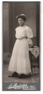 Fotografie E. Rudolph, Hof, Lorenzstrasse 3, Portrait Junge Dame Im Weissen Kleid  - Anonieme Personen