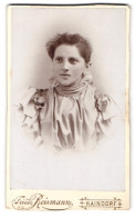 Fotografie Freidr. Reismann, Haindorf /Böhmen, Portrait Junge Dame Im Hübschen Kleid  - Anonyme Personen