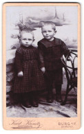 Fotografie Kurt Kunitz, Burg Auf Fehmarn, Portrait Kinderpaar In Modischer Kleidung  - Anonyme Personen