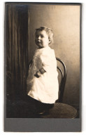 Photo Amerikanische Photografie-Salon, Strassburg I. E., Langestrasse 108, Portrait De Kleines Fille Im Weissen Kleid  - Anonieme Personen