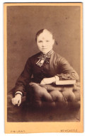 Photo P. M. Laws, Newcastle On Tyne, 38, Blackett St., Portrait Modisch Gekleidete Dame Mit Amulett  - Anonyme Personen