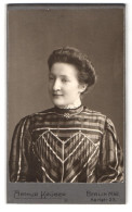 Fotografie Arthur Krüger, Berlin, Karlstrasse 23, Junge Frau In Hübschem Kleid  - Anonymous Persons