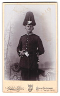Fotografie Adolph Tepper, Berlin-Schöneberg, Hauptstr. 22, Garde-Soldat In Uniform Mit Pickelhaube Preussen  - Guerre, Militaire