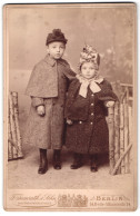 Fotografie F. Jamrath & Sohn, Berlin, Belle-Alliancestr. 14, Knabe Mit Hut & Mantel Nebst Mädchen Mit Haube & Schleife  - Personnes Anonymes