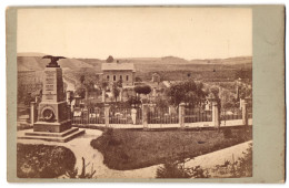 Fotografie Unbekannter Fotograf, Ansicht Saarbrücken, Denkmal Auf Dem Ehrenfriedhof  - Orte