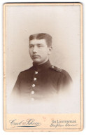 Fotografie Carl Scherz, Gr. Lichterfelde, Steglitzer Strasse, Portrait Soldat, Schulterklappe Rgt. 136  - Anonyme Personen