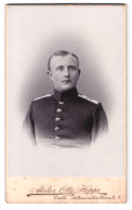 Fotografie Atelier Otto Hoppe, Celle, Altencellertorstr. 7, Portrait Soldat, Schulterstück Rgt. 77  - Anonymous Persons