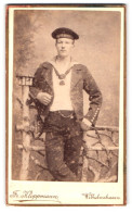 Fotografie Fr. Kloppmann, Wilhelmshaven, Oldenburgerstr. 16, Portrait Matrose, Mützenband Kaiserliche Marine  - Anonyme Personen