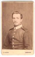 Fotografie C. Albus, Dresden, Ziegelgasse 45, Portrait Soldat Der Garde  - Anonieme Personen