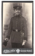 Fotografie F. Arthur Schule, Leipzig-Gohlis, Planitzstr. 15, Portrait Soldat In Ausgehuniform, Kleines Banner Rgt. 107  - Anonyme Personen