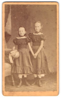 Fotografie W. Karrass, Bremen, Hutfilterstrasse 38, Niedliche Mädchen Tragen Das Gleich Kleid  - Anonymous Persons