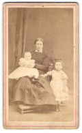 Fotografie Adolph Erkelnez, Aix-La-Chapelle, Theaterplatz 13, Portrait Mutter Im Dunklen Kleid Mit Zwei Kindern  - Anonymous Persons