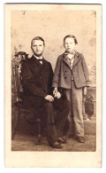 Fotografie Meltzer, Berlin, Jerusalemerstr., Portrait Junger Vater Im Anzug Mit Kinnbart Posiert Mit Seinem Sohn  - Anonymous Persons