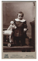 Fotografie Oberpollinger, München, Neuhauser-Str. 44-46, Portrait Kleines Kind Im Kleidchen Mit Holzpferd Auf Rädern  - Anonymous Persons