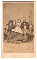 Fotografie L. Müller, Hannover, Portrait Familie Mit Fünf Kindern In Biedermeierkleidung, Mutterglück  - Personnes Anonymes
