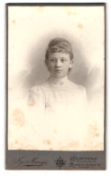 Fotografie Jg. Menge, Halberstadt, Breiteweg 15, Portrait Junge Dame In Modischer Kkleidung  - Personnes Anonymes