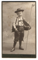 Fotografie Kunstlicht-Atelier, Pforzheim, Markt 13, Portrait Kleiner Junge In Tracht  - Anonymous Persons