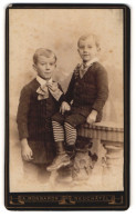 Fotografie A. Monbaron, Neuchâtel, 17, Rue De L`Hôpital, Portrait Zwei Knaben In Modischer Kleidung  - Personnes Anonymes