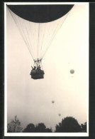 Foto-AK Männer In Gondel Eines Aufsteigenden Ballons  - Mongolfiere