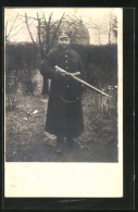 Foto-AK Soldat Im Uniformmantel Mit Schirmmütze Und Mit Gewehr, Uniformfoto  - War 1914-18