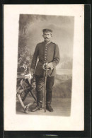 Foto-AK Soldat In Uniform Mit Säbel, Uniformfoto  - War 1914-18